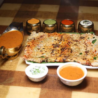 Onion Chilli Garlic Rava Masala Dosa
